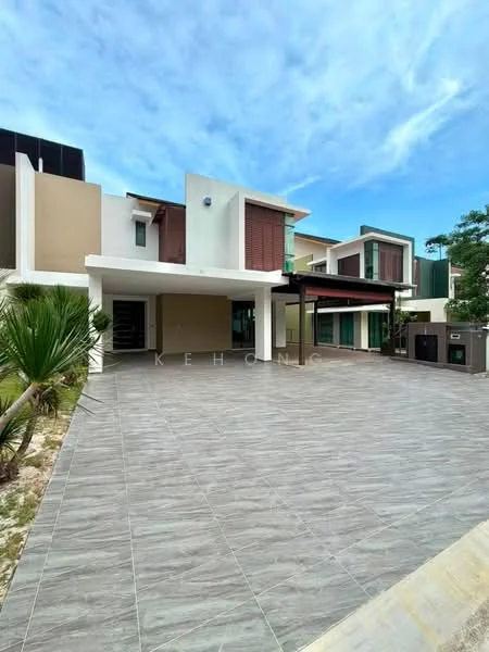 Exterior type: detached bungalow; features: flat roof, cream painted facade, large glass windows, covered porch area, paved driveway, manicured landscaping, tropical landscaping, palm trees, outdoor air conditioning unit; style: modern.