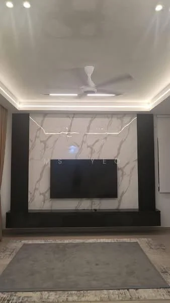Living features: wall-mounted TV, marble feature wall, black cabinetry, recessed lighting, ceiling fan, LED strip lighting, area rug, decorative wall paneling; style: modern.