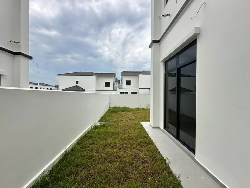 Exterior type: linked terrace house; features: white painted facade, flat roof, manicured lawn, concrete pathway, surrounded by low fencing, adjacent to neighboring houses; style: modern.