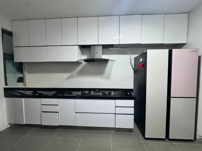 Kitchen features: white flat-panel cabinets, black granite countertop, stainless-steel range hood, 4-burner gas hob, built-in oven, stainless-steel fridge, ceramic tile flooring, white tiled walls, single-bowl stainless-steel sink; style: modern.