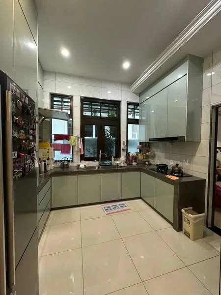 Kitchen features: light grey flat-panel cabinets, white tiled backsplash, black countertop, stainless-steel fridge, built-in oven, 4-burner gas hob, single-bowl stainless-steel sink, chrome pull-down faucet, ceramic tile flooring, recessed downlights, window with wooden grille, kitchen island, open shelving, decorative wall clock; style: modern.