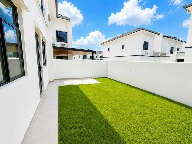 Exterior type: detached bungalow; features: manicured lawn, white painted facade, flat roof, surrounded by white walls, outdoor patio area, clear blue sky, sunny weather; style: modern.