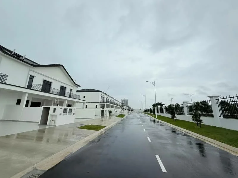 Exterior type: linked terrace house; features: white painted facade, flat roof, 2-storey buildings, manicured lawn, paved walkway, street lighting, surrounded by greenery, rainy weather, wide road, fenced perimeter; style: modern.