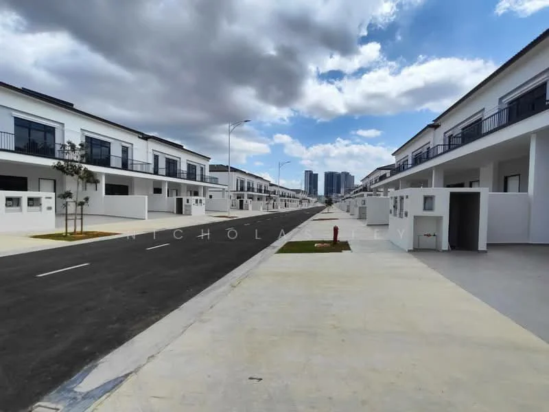 Exterior type: linked terrace house; features: white painted facade, flat roof, two-storey buildings, manicured lawn, paved walkway, street view with road, balconies on upper floor, modern architectural design, visible parking spaces, surrounded by greenery; style: modern.