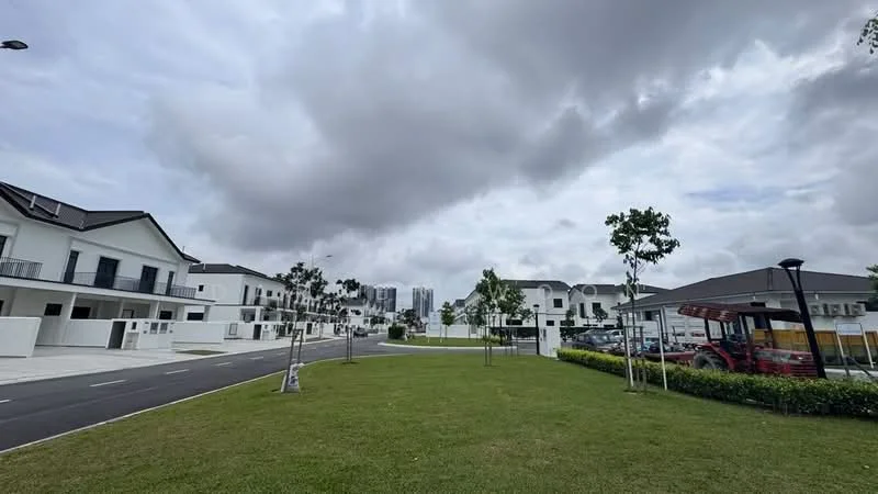 Exterior type: linked terrace house; features: white painted facade, two-storey buildings, manicured lawn, mature trees, paved walkway, street lighting, parking spaces, surrounded by greenery; style: modern.