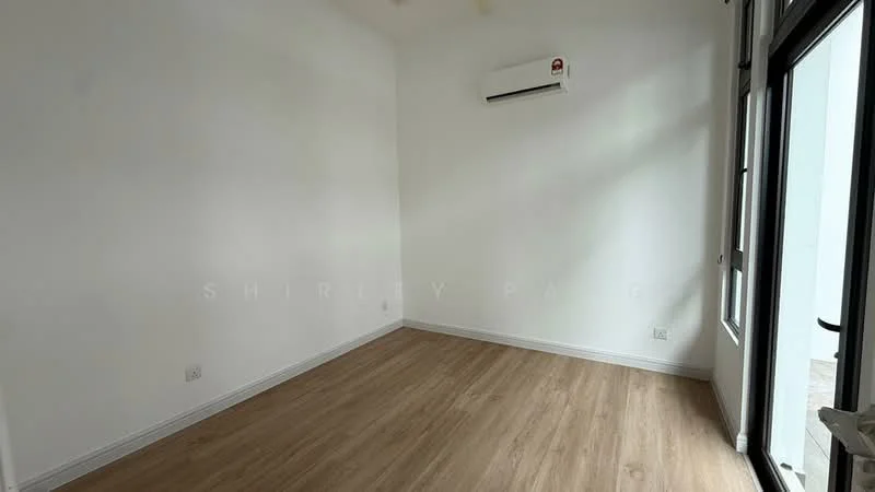 Room features: white painted walls, laminate flooring, 1 wall-mounted split AC, large windows, door leading outside.
