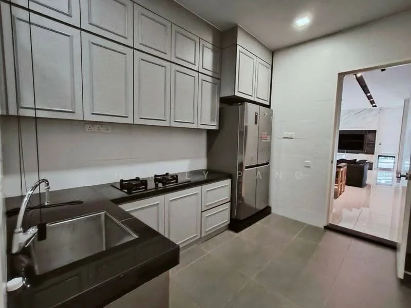 Kitchen features: grey shaker cabinets, black granite countertop, single-bowl stainless-steel sink, chrome pull-down faucet, built-in refrigerator, 4-burner gas hob, wall-mounted oven, ceramic tile flooring, white tiled backsplash, recessed downlights; style: modern.