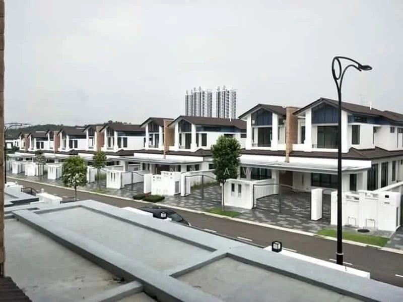 Exterior type: linked terrace house; features: white painted facade, flat roof, double-storey, manicured lawn, paved driveway, modern architectural design, surrounded by greenery, street lighting, multiple units in row, urban context; style: modern.