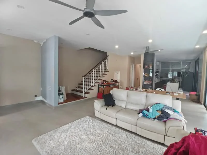Living features: 3-seater leather sofa in white, area rug with geometric pattern, 5-blade ceiling fan, recessed downlights, open layout, staircase with wooden steps and white railing, wall-mounted TV, decorative wall with neutral paint, large windows for natural light; style: modern.