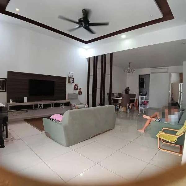 Living features: white painted walls, tray ceiling with recessed lighting, polished ceramic tile flooring, 3-seater fabric sofa in green, 2-seater fabric sofa in beige, wall-mounted TV, TV console, coffee table, ceiling fan, decorative wall panels, area rug, dining area with round dining table, chandelier; style: modern.