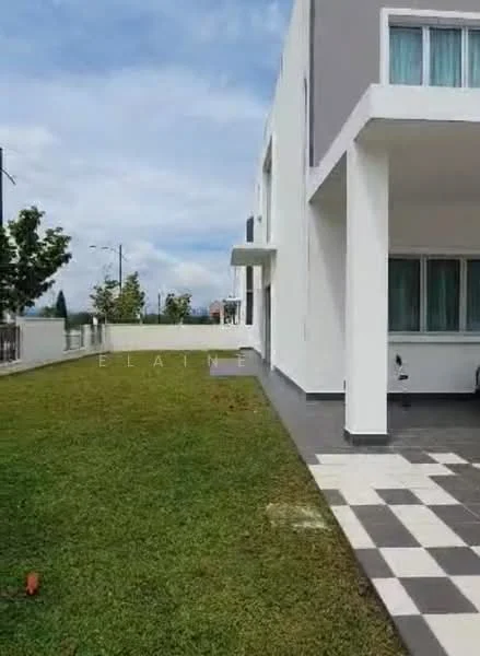 Exterior type: detached bungalow; features: manicured lawn, paved walkway with checkerboard pattern, white painted facade, large windows, single-storey, surrounded by greenery; style: modern.