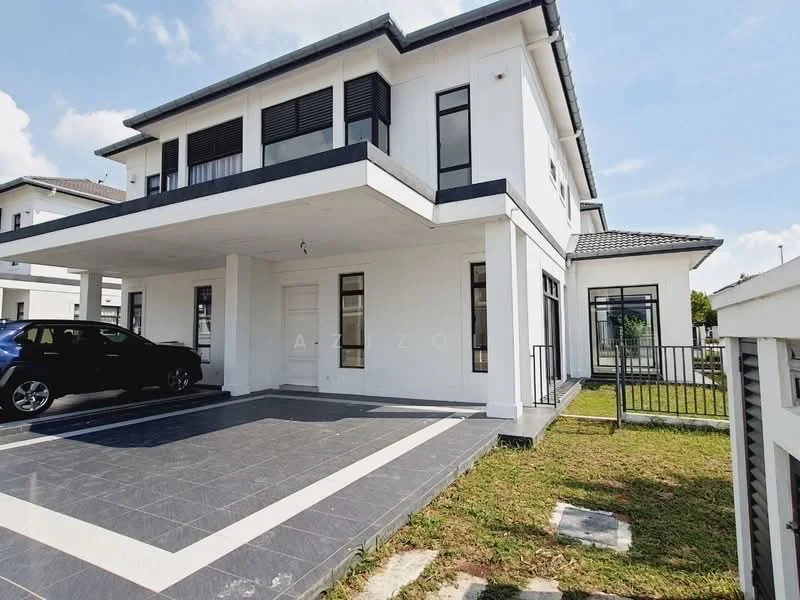 Exterior type: detached bungalow; features: white painted facade, flat roof, 2-storey building, black tiled flooring in driveway, manicured lawn, fenced yard, car porch with space for multiple vehicles, large windows, balcony on upper floor, surrounded by greenery; style: modern.