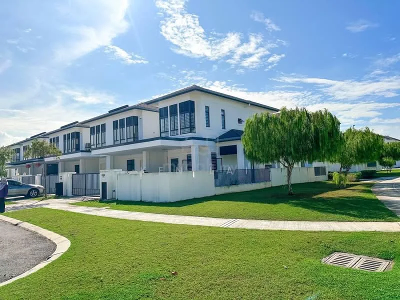 Exterior type: linked terrace house; features: white painted facade, two-storey building, flat roof, manicured lawn, mature trees, paved walkway, fenced yard, balconies on upper floor, driveway, surrounded by greenery; style: modern.