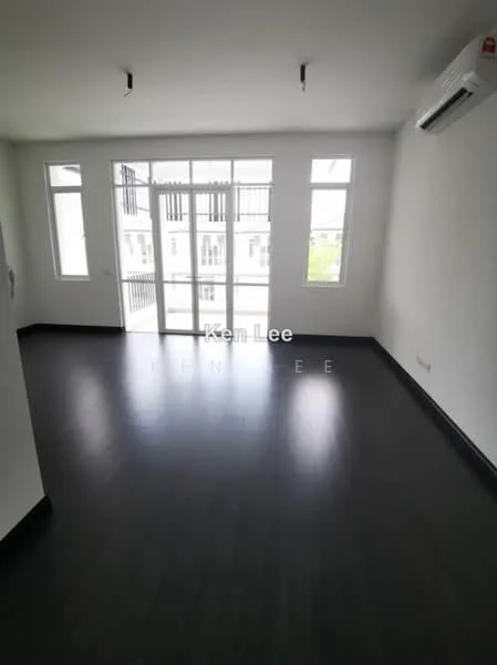 Living features: dark wood laminate flooring, white painted walls, floor-to-ceiling windows, sliding glass door, 1 wall-mounted split AC, recessed downlights, 2 windows with white frames, open layout; style: modern.