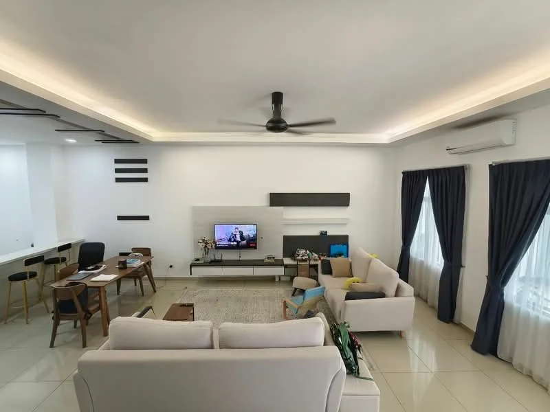 Living features: sofa in light beige fabric, 3-seater sofa, coffee table, TV console, wall-mounted TV, area rug, 5-blade ceiling fan with light, recessed LED downlights, white painted walls, tile flooring, floor-to-ceiling windows with sheer curtains, decorative wall with black accents; style: modern.