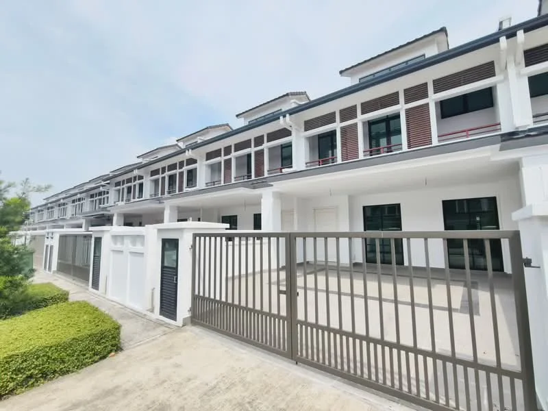 Exterior type: linked terrace house; features: white painted facade, glass windows, gated entrance, manicured hedges, paved driveway, two-storey structure, balconies on upper floor, flat roof, modern architectural design; style: modern.