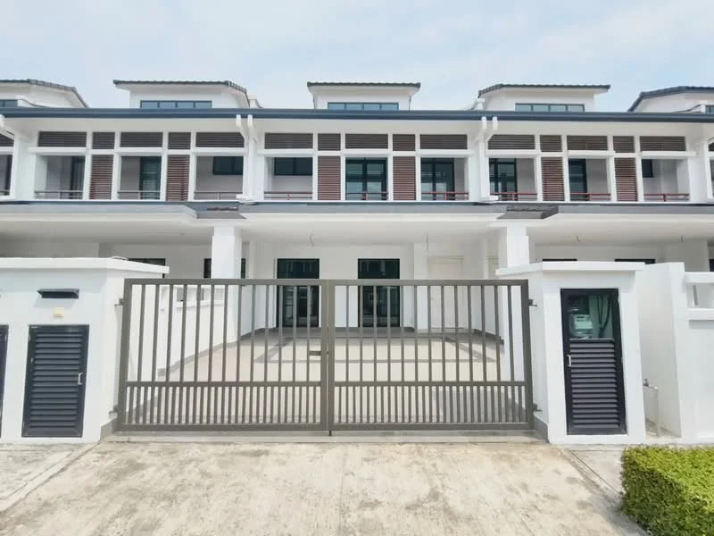 Exterior type: linked terrace house; features: white painted facade, horizontal wooden slats on windows, flat roof, double-volume entrance, gated entry with metal gate, paved driveway, front porch area, multiple windows for natural light; style: modern.