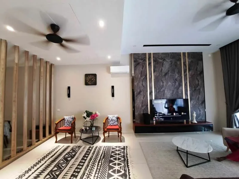 Living features: 5-blade ceiling fan with light, wall-mounted TV, wooden feature wall with stone cladding, cream painted walls, recessed downlights, area rug with geometric pattern, two armchairs with cushions, coffee table with marble top, decorative plants, air conditioning unit; style: modern.