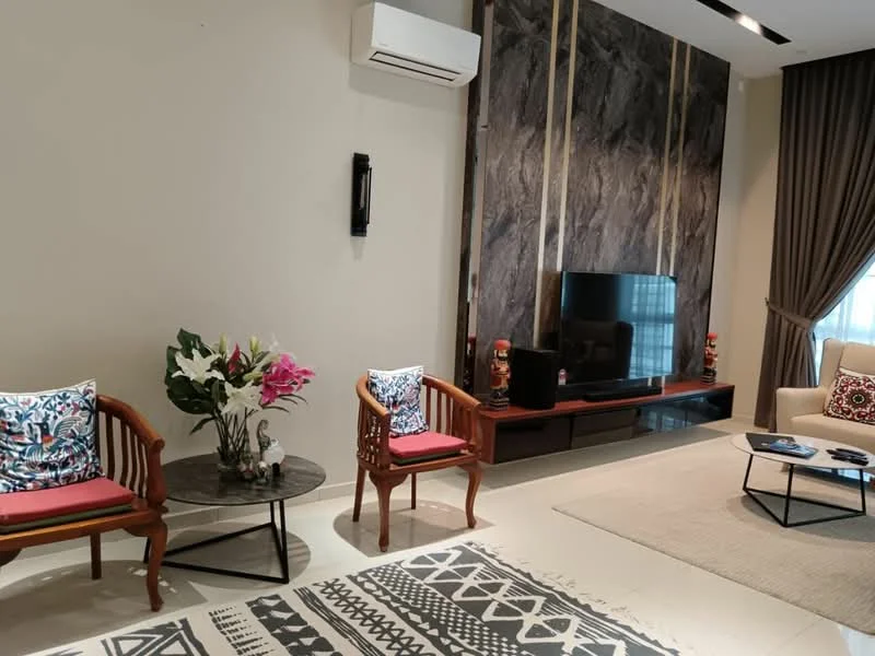 Living features: cream painted walls, marble accent wall, floor-to-ceiling windows, light curtains, 3-seater fabric sofa in beige, 2 wooden armchairs with cushions, round coffee table, TV console with flat-screen TV, decorative plants, area rug with geometric pattern, recessed downlights, wall-mounted split AC; style: modern.