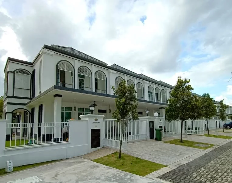 Exterior type: linked terrace house; features: white painted facade, black window frames, arched windows, gabled roof, manicured lawn, paved walkway, fenced front yard, lamp post, green waste bin, two-storey structure, surrounded by greenery; style: modern.