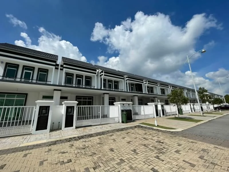 Exterior type: linked terrace house; features: white painted facade, flat roof, two-storey, manicured lawn, paved walkway, balconies on upper floor, fenced front yard, street lighting, green waste bins, surrounded by greenery; style: modern.