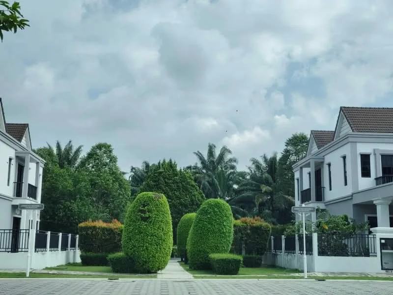 Exterior type: semi-detached house; features: manicured lawn, hedge landscaping, paved walkway, two-storey houses, gabled roof, white painted facade, black window shutters, surrounded by greenery, tropical landscaping; style: modern.