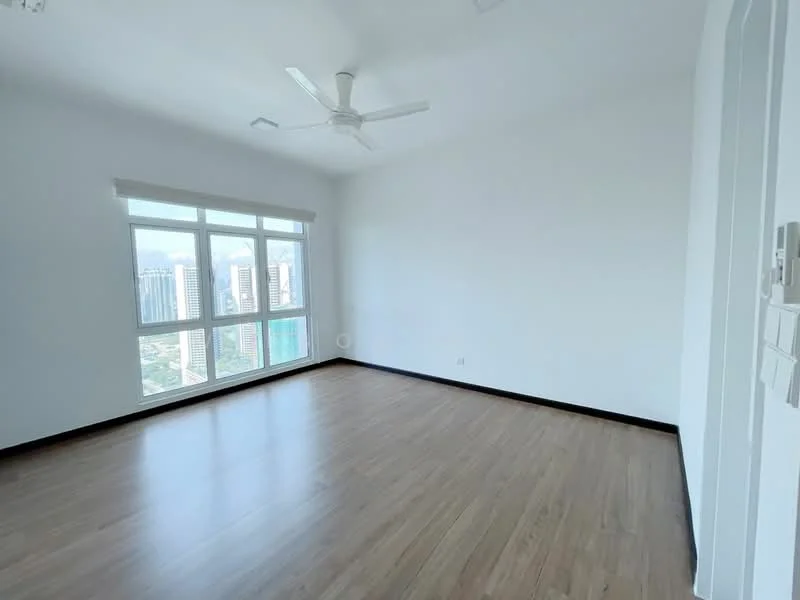 Room features: white painted walls, laminate flooring, 5-blade ceiling fan, floor-to-ceiling windows, city view, roller blinds; style: modern; view: city.
