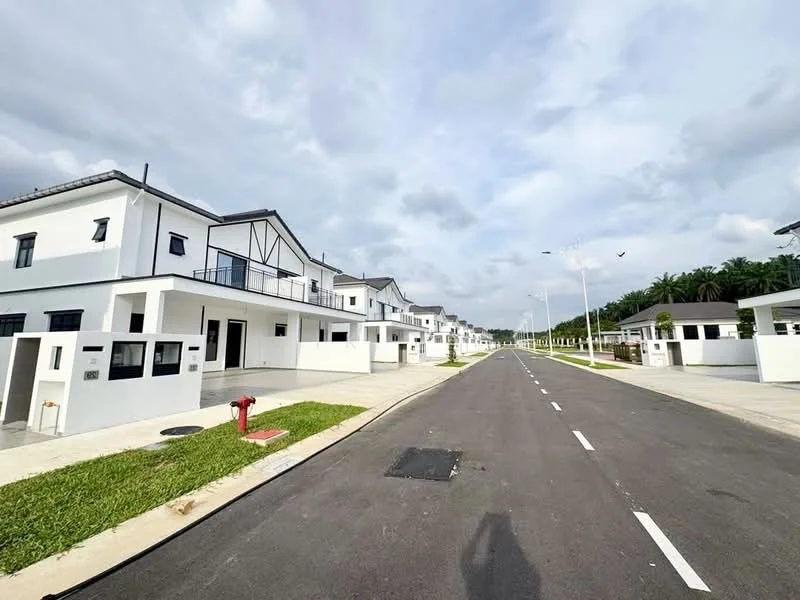 Exterior type: linked terrace house; features: white painted facade, flat roof, two-storey, manicured lawn, paved walkway, street lighting, driveway, surrounded by greenery; style: modern.