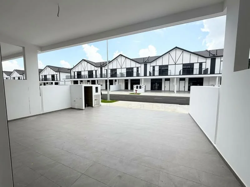 Exterior type: linked terrace house; features: white painted facade, black window frames, flat roof, manicured lawn, paved walkway, multiple units in row, modern architectural design, surrounded by greenery; style: modern.