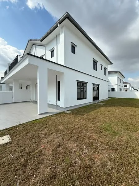 Exterior type: detached bungalow; features: white painted facade, flat roof, two-storey building, manicured lawn, paved walkway, balcony on upper floor, large windows, surrounded by fencing, grass lawn, concrete patio area; style: modern.