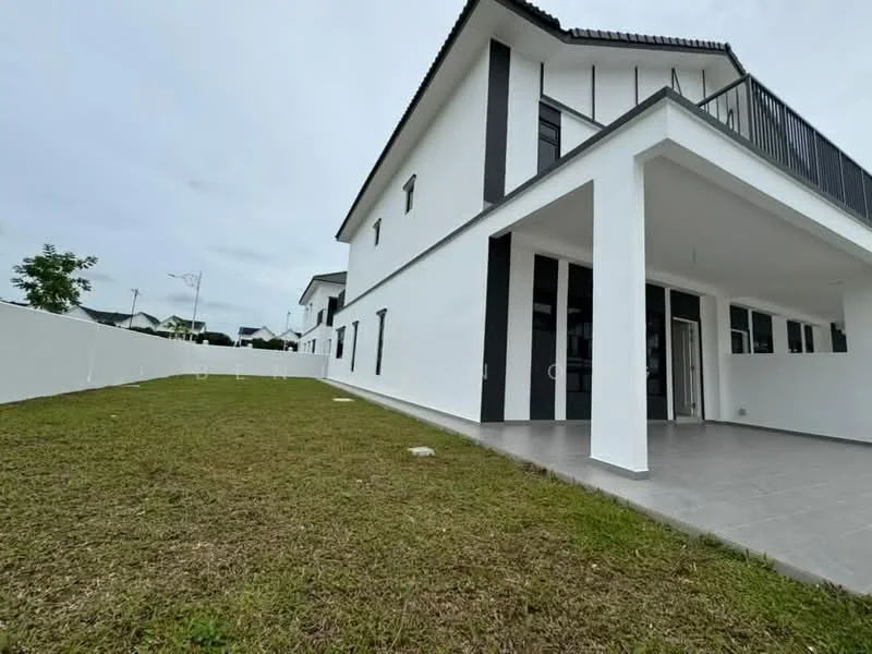 Exterior type: detached bungalow; features: white painted facade, flat roof, two-storey building, manicured lawn, paved walkway, large windows, balcony on upper floor, surrounded by fencing; style: modern.