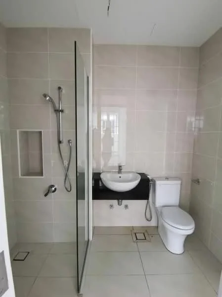 Bathroom features: walk-in shower with glass enclosure, rain shower head, handheld shower, single-sink vanity with black countertop, round vessel sink, chrome basin mixer, one-piece toilet, tile cladding on walls, ceramic tile flooring, built-in niche for toiletries, mirror above sink; style: modern.