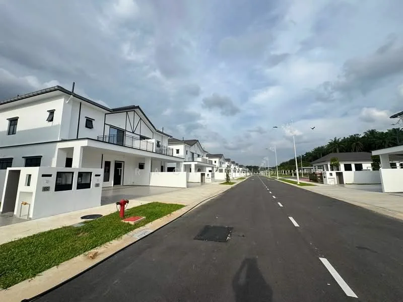 Exterior type: linked terrace house; features: white painted facade, flat roof, two-storey buildings, manicured lawn, paved walkway, street lighting, fire hydrant, surrounding greenery, open road, modern architectural design; style: modern.