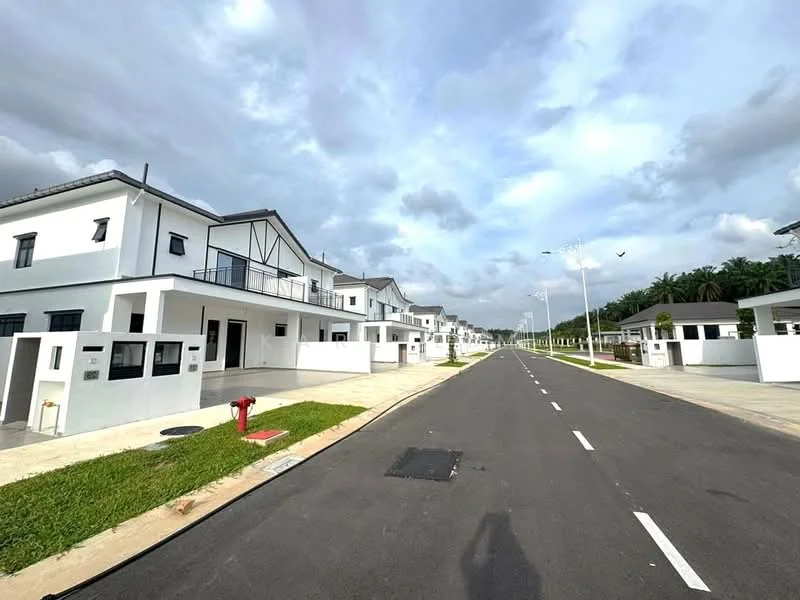Exterior type: linked terrace house; features: white painted facade, flat roof, two-storey buildings, manicured lawn, paved walkway, street lighting, curbside fire hydrant, surrounded by greenery; style: modern.