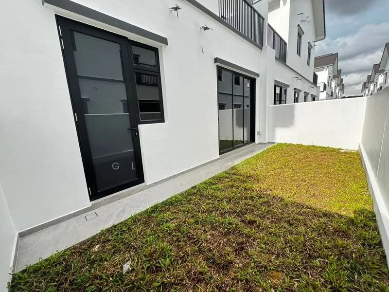 Exterior type: linked terrace house; features: white painted facade, glass sliding doors, grey tiled flooring, manicured lawn, fenced yard, two access doors, modern architectural design; style: modern.