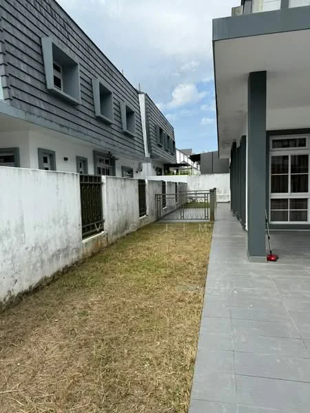 Exterior type: linked terrace house; features: grey horizontal cladding on facade, white painted walls, concrete flooring, fenced yard, manicured lawn area, single-storey structure, surrounded by residential buildings; style: modern.