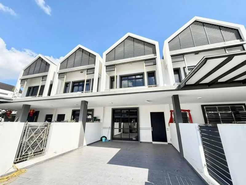 Exterior type: linked terrace house; features: white painted facade, flat roof, recessed balconies, horizontal louvre screens, grey tiled flooring, manicured lawn, double-volume main entrance, surrounded by mature greenery; style: modern.