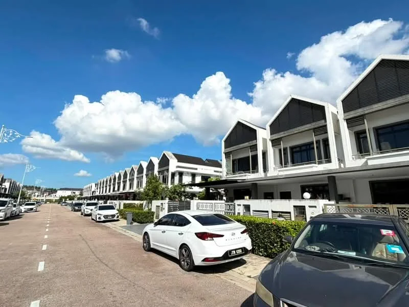 Exterior type: linked terrace house; features: white painted facade, flat roof, approximately 2-storey, manicured lawn, paved walkway, multiple car parking spaces, surrounded by greenery, modern architectural design; style: modern.