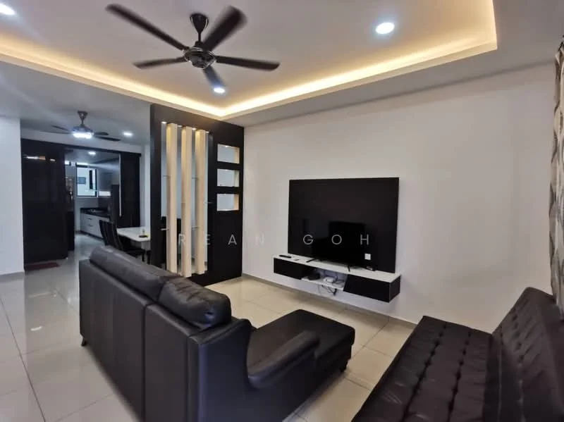 Living features: black leather sofa, 3-seater sofa, 2-seater sofa, wall-mounted TV, white TV console, ceiling fan, recessed LED downlights, light-colored walls, grey tiled flooring, decorative wall panel, open layout to kitchen, large windows, area rug; style: modern.