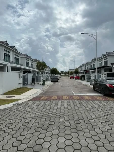 Exterior type: linked terrace house; features: two-storey linked terrace houses, paved driveway with hexagonal tiles, manicured lawns, street lighting, curbside parking, surrounding greenery, clear sky with scattered clouds; style: modern.