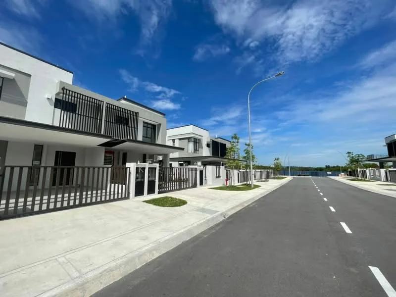Exterior type: linked terrace house; features: white painted facade, flat roof, two-storey building, balconies with railings, manicured lawn, paved walkway, street lighting, surrounded by greenery; style: modern.