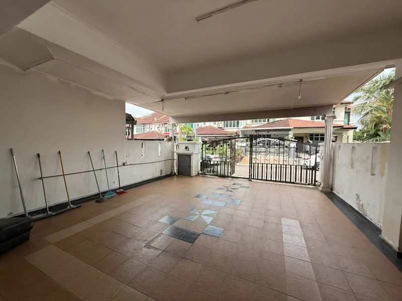 Exterior type: linked terrace house; features: tiled flooring, white painted walls, metal gate, open-air parking area, surrounded by residential houses, overhead lighting fixtures; style: modern.