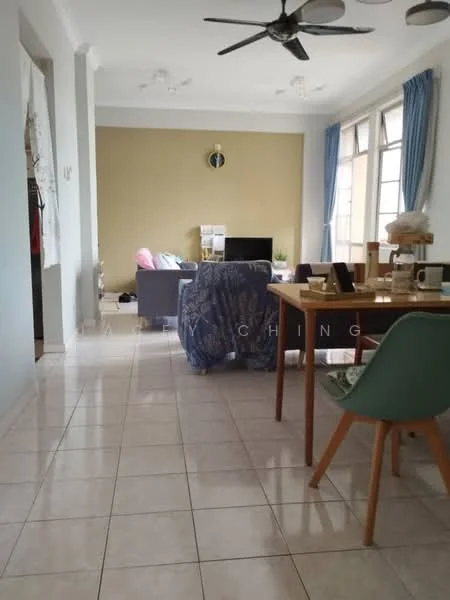 Living features: white painted walls, cream accent wall, tile flooring, 5-blade ceiling fan, sofa in grey fabric, coffee table, TV console, wall-mounted TV, curtains in blue, dining table with 4 chairs, decorative wall clock, area rug; style: modern.