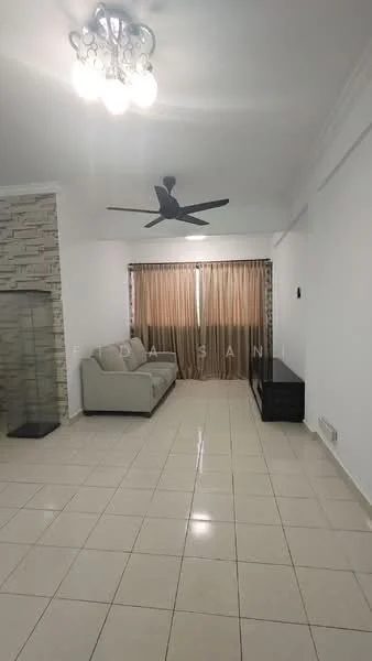 Living features: cream painted walls, white ceiling, 5-blade ceiling fan with light, large windows with sheer curtains, tile flooring, sofa in light grey fabric, coffee table, TV console, decorative wall with stone cladding, area rug, wall-mounted TV; style: modern.