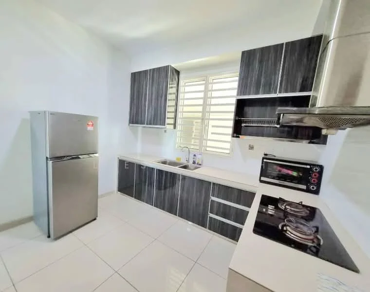 Kitchen features: stainless-steel fridge, built-in oven, freestanding microwave, 4-burner gas hob, stainless-steel range hood, double-bowl stainless-steel sink, grey laminate cabinetry, white tiled backsplash, white walls, white tiled flooring, window with horizontal slats; style: modern.