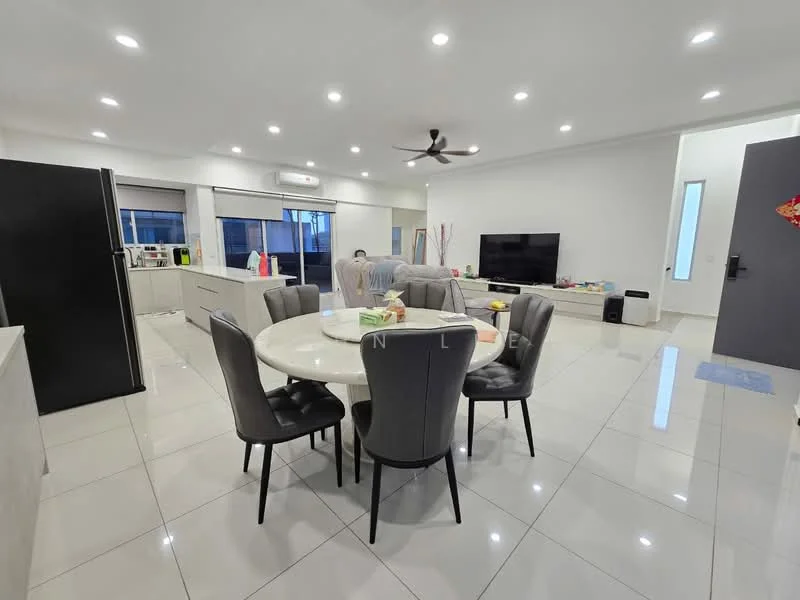 Dining features: round dining table, 6 upholstered dining chairs, white marble tabletop, black base on dining table, 5-blade ceiling fan with light, recessed LED downlights, large flat-screen TV, grey cabinetry, stainless-steel fridge, open kitchen layout, white tiled flooring, large windows for natural light, decorative items on shelves; style: modern. Kitchen features: grey cabinetry, stainless-steel appliances, white tiled backsplash, open layout to dining area; style: modern.