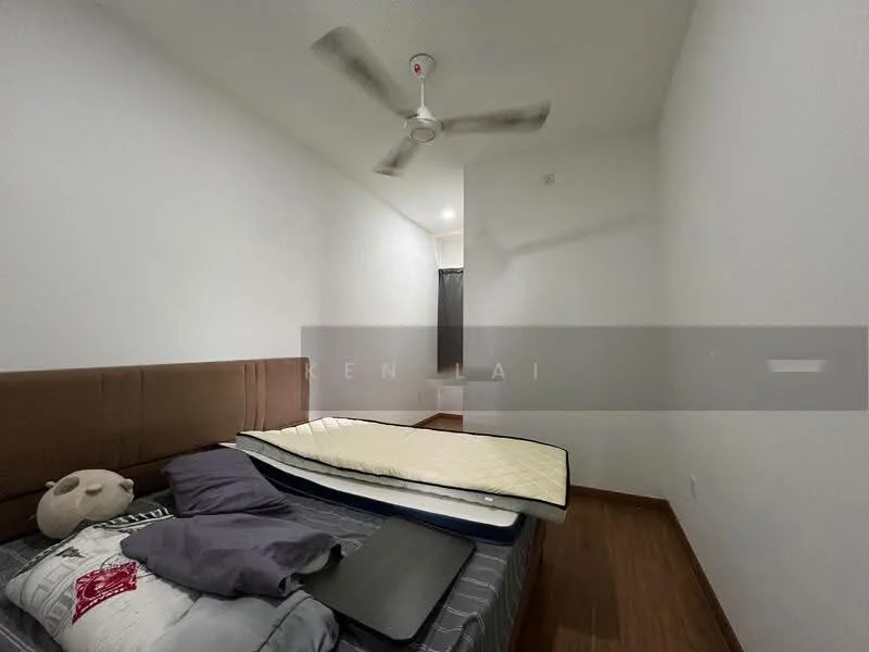 Bedroom features: wooden flooring, white painted walls, 5-blade ceiling fan, queen-size bed, upholstered headboard, bedside table, decorative pillow, mattress on bed frame; style: modern.