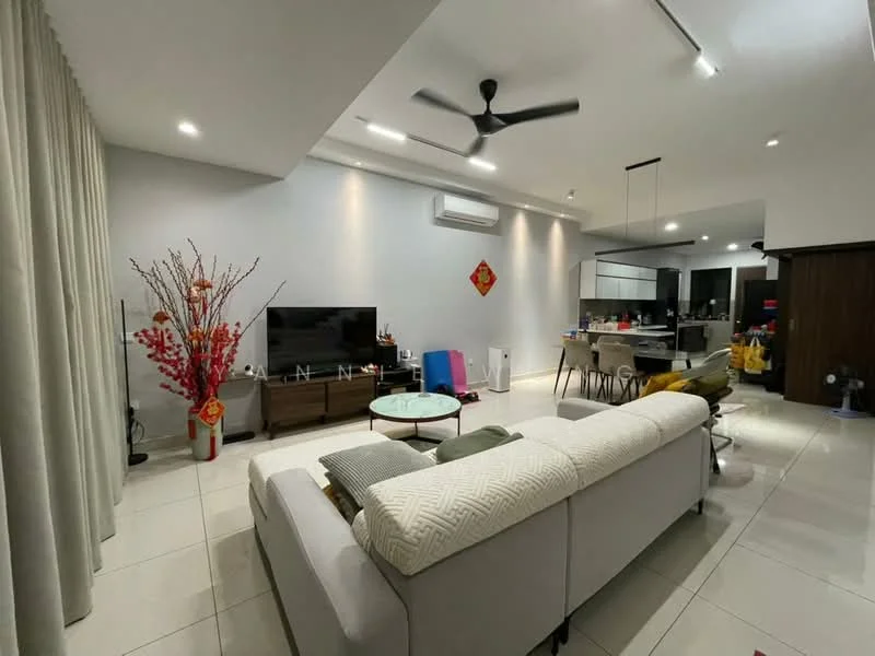 Living features: 3-seater fabric sofa in light grey, coffee table with glass top, wall-mounted TV, TV console in wood finish, ceiling fan with light, recessed LED downlights, white painted walls, tile flooring, curtains in light fabric, decorative plant arrangement, air conditioning unit on wall, open layout to kitchen and dining area; style: modern. Kitchen features: kitchen island with seating, stainless-steel appliances, white cabinetry, black countertops, refrigerator, built-in oven, microwave, ceramic tile backsplash, pendant lighting over island; style: modern.