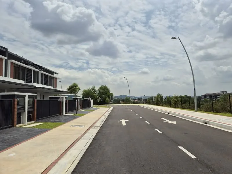 Exterior type: linked terrace house; features: paved road, street lighting, manicured lawn, surrounding greenery, two-way traffic markings, curbside drainage, sidewalk, residential area, mountain view in background; style: modern.