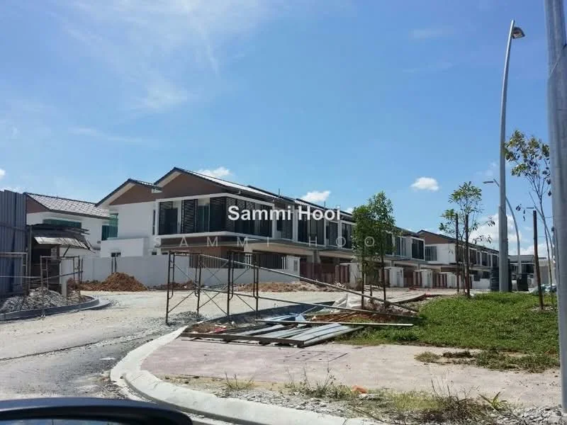 Exterior type: linked terrace house; features: newly constructed buildings, two-storey houses, exposed brick facade, flat roof, manicured lawn, paved walkway, street lighting, construction materials on site, surrounding greenery, unfinished landscaping; style: modern.